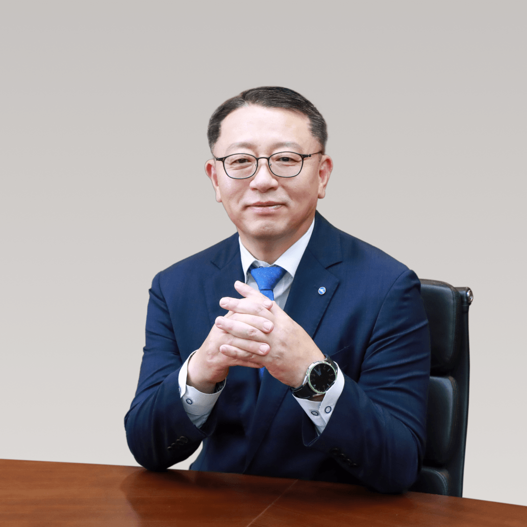 정면을 바라보고 있는 우리은행 정진완 은행장
