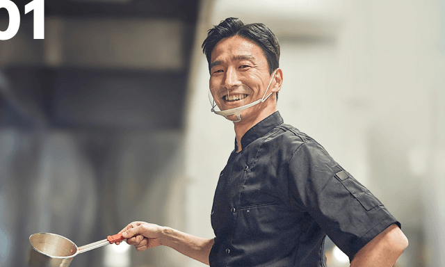 01 요리를 하며 활짝 웃고 있는 소상공인의 모습