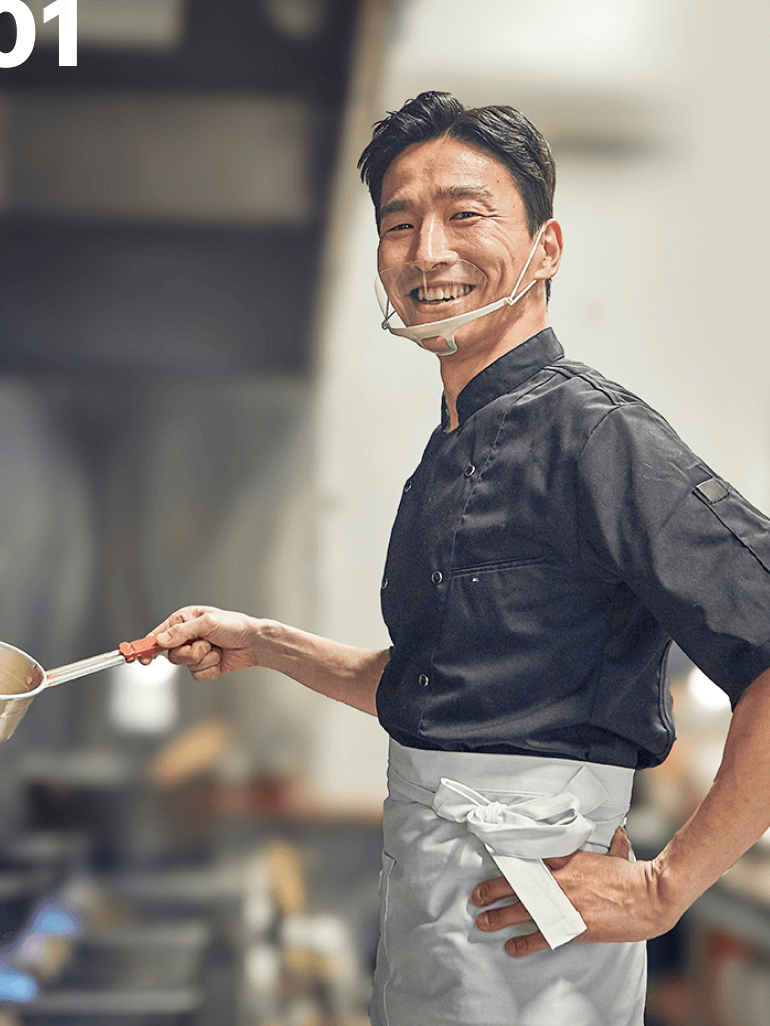 01 요리를 하며 활짝 웃고 있는 소상공인의 모습