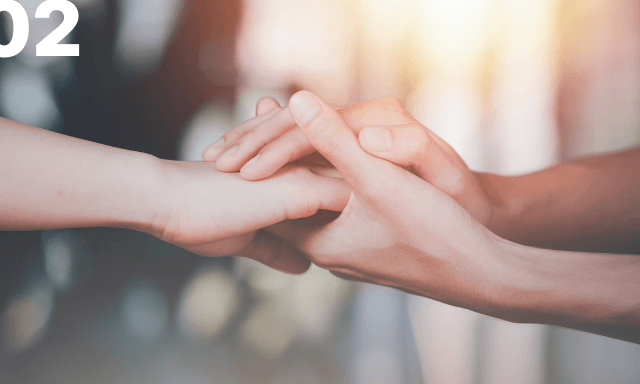 02 두손을 맞잡은 모습