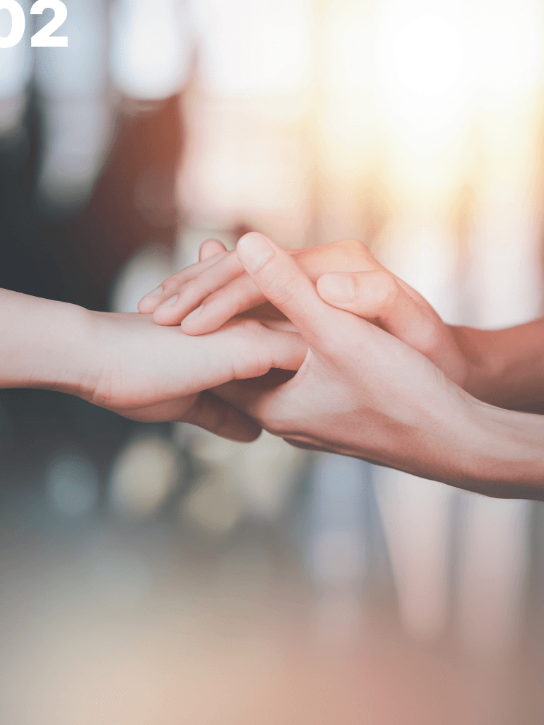 02 두손을 맞잡은 모습