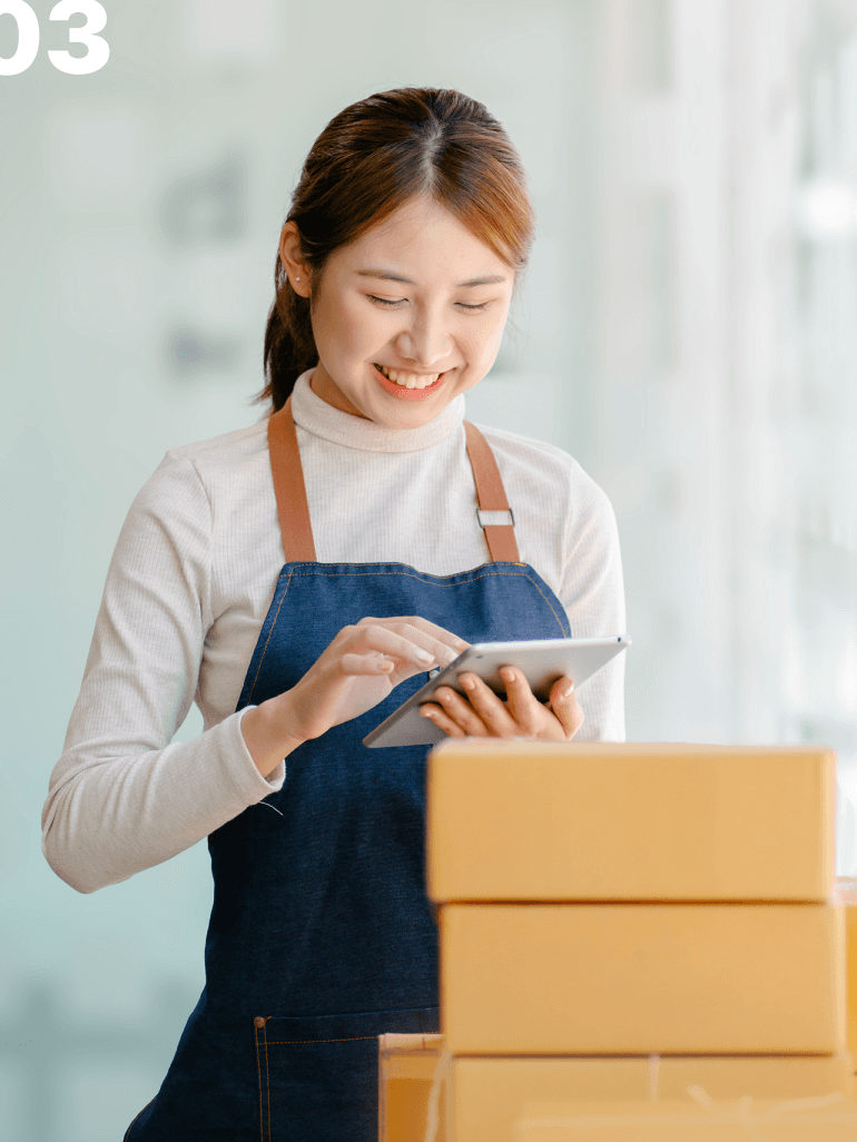 03 상품을 바라보며 웃고있는 소상공인의 모습