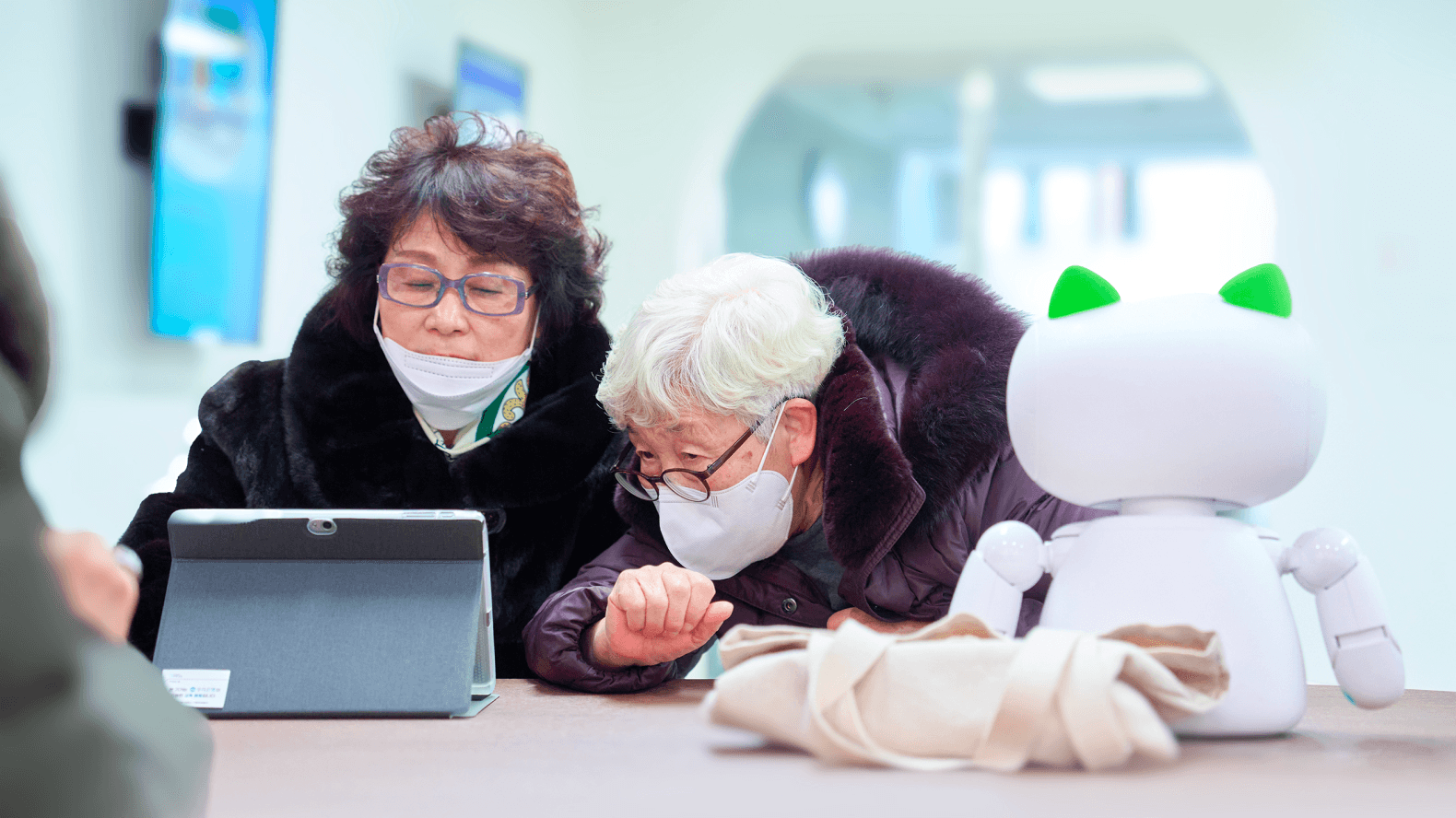 태블릿으로 디지털 교육을 받는 어른신들