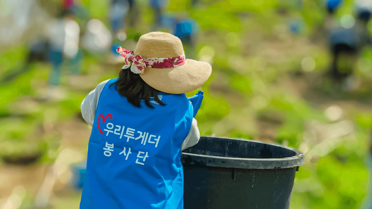 지역사회에서 봉사를 하고 있는 모습